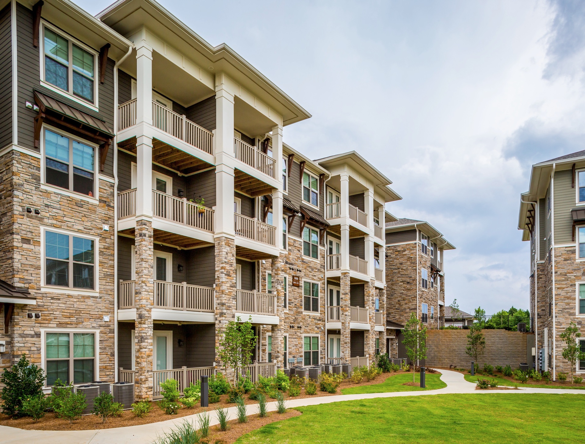 cultured-stone-overlook-at-huntcrest-luxury-apartments-exterior-balcony-view-1920x1920
